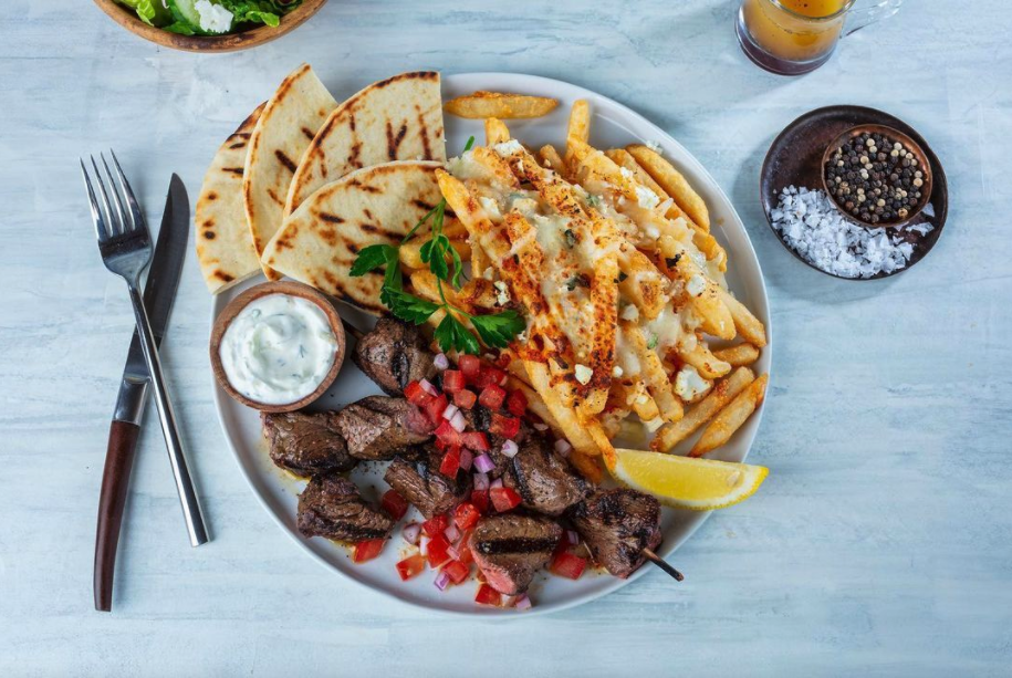 Marinated lamb with fries and pita bread